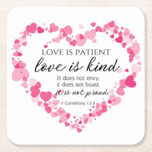 Porta-copo De Papel Quadrado 1 Corinthians 13:4 O amor é o coração cor-de-rosa 
