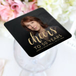 Porta-copo De Papel Quadrado 50ª Festa de aniversário de torcida por fotos<br><div class="desc">Esta porta copos personalizada de 50º aniversário apresenta a foto personalizada, o nome e o aniversário do convidado de honra, juntamente com a palavra "Saúde" em um elegante roteiro de caligrafia dourado. Uma tela escura ajuda a tornar o texto pop. Uma forma excelente de celebrar alguém que está fazendo cinquenta...</div>