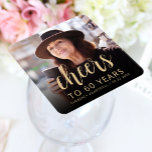 Porta-copo De Papel Quadrado 60ª Festa de aniversário de torcida por fotos<br><div class="desc">Esta porta copos de 60 anos personalizada apresenta a foto personalizada, o nome e o aniversário do convidado de honra, juntamente com a palavra "Saúde" em um elegante roteiro de caligrafia dourada. Uma tela escura ajuda a tornar o texto pop. Uma forma excelente de celebrar alguém que está fazendo sessenta...</div>