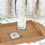 Porta-copo De Papel Quadrado Cabina da família Madeira rustica Decor personaliz<br><div class="desc">Melhore a sua cabana ou decoração doméstica com estas portas copos rústicas personalizadas, concebidas para celebrar a essência do amado retiro da sua família. Apresentando uma design de madeira de inspiração espantosa, cada porta copos apresenta uma cabana perfeitamente ilustrada que captura o calor e a conveniência da fuga da sua...</div>