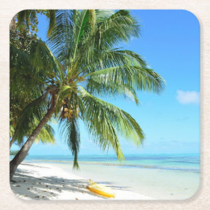 Porta-copo De Papel Quadrado Caiaque amarelo em uma porta copos branca da praia