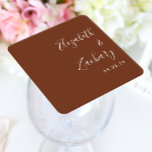 Porta-copo De Papel Quadrado Casamento Brown do Café com Script Moderno<br><div class="desc">Estes favores simples e modernos da porta copos de casamento apresentam um texto branco alinhado à margem certa num fundo marrom do café. Adicione os nomes da noiva e do noivo na caligrafia na moda.</div>