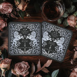 Porta-copo De Papel Quadrado Casamento de Espadas Medieval do Leão Real Negro S<br><div class="desc">Adicione charme real à sua capa de sopa! Estas portas copos de casamento personalizadas apresentam um grande leão e design floral com seus nomes e monograma, tudo em prata luxuosa contra fundo preto. Perfeito para uma celebração de fantasia medieval com elegância eterno! A prata que figura neste item NÃO é...</div>