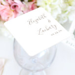 Porta-copo De Papel Quadrado Casamento de Script Moderno Taupe<br><div class="desc">Estes favores simples e modernos da porta copos de casamento apresentam texto esticado alinhado à margem certa num fundo branco. Adicione os nomes dos casais na caligrafia de caligrafia na moda.</div>