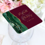 Porta-copo De Papel Quadrado Casamento Dourado de Burgundy do Script Verde Agat<br><div class="desc">Esta elegante porta copos de casamento moderna apresenta uma esmeralda cor d'água verde agate design com falso brilho dourado. Personalize facilmente o texto dourado sobre um fundo vermelho arrojado,  com os nomes da noiva e do noivo em caligrafia manuscrita sobre um grande e grande painel.</div>