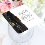 Porta-copo De Papel Quadrado Casamento Dourado Preto de Script Geode Agate<br><div class="desc">Esta elegante porta copos de casamento moderna apresenta uma coloração d'água preta, um design geode, aparado com uma falso brilho dourado. Personalize facilmente o texto das cinzas de carvão em um fundo branco, com os nomes da noiva e do noivo em caligrafia manuscrita sobre uma grande e pequena amostra de...</div>