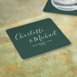 Porta-copo De Papel Quadrado Casamento Verde Elegante do Script de Assinatura E<br><div class="desc">Portas copos de casamento verdes e esmeraldas personalizadas com nomes de estilo de assinatura e sua data de casamento especial. Projetado por Thisnotme©</div>
