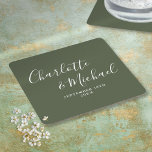 Porta-copo De Papel Quadrado Casamento Verde Oleícola de Script de Assinatura E<br><div class="desc">Portas copos de casamento verde-oliva elegantes personalizadas com nomes de estilo e sua data especial de casamento. Projetado por Thisnotme©</div>