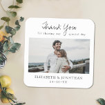Porta-copo De Papel Quadrado Favor de Porta copos de Casamento com Foto<br><div class="desc">Esta simples porta copos de casamento chic contém palavras de obrigados acima da sua foto favorita e seus primeiros nomes e data abaixo dela. Escolhemos um roteiro quente e moderno para 'Obrigado' e adicionamos 'por compartilhar nosso dia especial' embaixo, com aquela linha separada pelo círculo do 'Y', melhorando seu charme...</div>