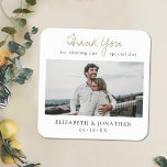 Porta-copo De Papel Quadrado Favor de Porta copos de Casamento Personalizado Do<br><div class="desc">Esta simples porta copos de casamento chic contém palavras de obrigados acima da sua foto favorita e seus primeiros nomes e data abaixo dela. Escolhemos um roteiro quente e moderno para 'Obrigado' e adicionamos 'por compartilhar nosso dia especial' embaixo, com aquela linha separada pelo círculo do 'Y', melhorando seu charme...</div>