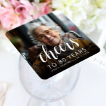 Porta-copo De Papel Quadrado Festa de aniversário de 80 para saudações de scrip<br><div class="desc">Esta porta copos personalizada de 80 de aniversário apresenta a foto personalizada, o nome e o aniversário do convidado de honra, juntamente com a palavra "Saúde" em um elegante roteiro de caligrafia branca. Uma tela escura ajuda a tornar o texto pop. Uma forma excelente de celebrar alguém que está fazendo...</div>
