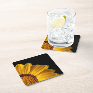 Porta-copo De Papel Quadrado Flor amarela sobre fundo preto