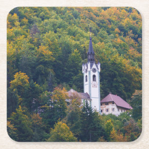 Porta-copo De Papel Quadrado Igreja em uma floresta da queda em Slovenia