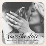 Porta-copo De Papel Quadrado Noivado de Fotografia do Elegante Salvar o Posto d<br><div class="desc">Capture a essência do seu noivado com este belo "Noivado de Fotografias de Script Elegante Salve as Portas copos de Papel Quadrado de Data": 📸 Anúncio de Noivado Personalizado: Compartilhe a sua alegria e entusiasmo com os entes queridos personalizando estas portas copos com a sua própria fotografia de noivado. 💌...</div>
