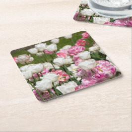 Porta-copo De Papel Quadrado Tulipas brancas e rosadas brilhantes em um dia ens