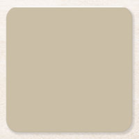 um homem de terno e gravata em pé na frente de uma