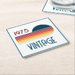 Porta-copo De Papel Quadrado Vintage 1975 Retro Stripe Sun 50th Birthday<br><div class="desc">.: Diversão As cores primárias aparecem neste design de pôr do sol com faixa retrorativa e a palavra Vintage,  que podem ser alteradas. Você pode personalizar o texto e a fonte! .: Os itens de coordenação estão disponíveis</div>