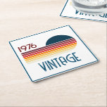 Porta-copo De Papel Quadrado Vintage 1976 Retro Stripe Sun 50th Birthday<br><div class="desc">.: Diversão As cores primárias aparecem neste design de pôr do sol com faixa retrorativa e a palavra Vintage,  que podem ser alteradas. Você pode personalizar o texto e a fonte! .: Os itens de coordenação estão disponíveis</div>