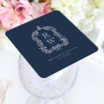 Porta-copo De Papel Quadrado Vintage Monograma Crest Names Marinho Casamento Az<br><div class="desc">Este elegante design apresenta uma crista de acanthus, inspirada em ornamentado, regência e inspirada em vintage, deixa moldando duas iniciais de monograma em fonte aberta, empilhada verticalmente e separada por uma fina linha horizontal. Adicione os nomes dos casais e a data do casamento abaixo. O design e o texto estão...</div>