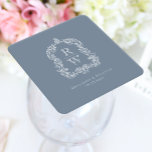 Porta-copo De Papel Quadrado Vintage Monogramas Crest Nomes Dusty Blue Casament<br><div class="desc">Este elegante design apresenta uma crista de acanthus, inspirada em ornamentado, regência e inspirada em vintage, deixa moldando duas iniciais de monograma em fonte aberta, empilhada verticalmente e separada por uma fina linha horizontal. Adicione os nomes dos casais e a data do casamento abaixo. O design e o texto estão...</div>