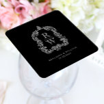Porta-copo De Papel Quadrado Vintage Monographic Crest Names Black White Casame<br><div class="desc">Este elegante design apresenta uma crista de acanthus, inspirada em ornamentado, regência e inspirada em vintage, deixa moldando duas iniciais de monograma em fonte aberta, empilhada verticalmente e separada por uma fina linha horizontal. Adicione os nomes dos casais e a data do casamento abaixo. O design e o texto estão...</div>