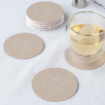 Porta-copo De Papel Redondo Areia | Casamento de Monograma de Script Sobredime<br><div class="desc">Uma bela porta copos de casamento baseada em tipografia,  com as suas iniciais em letras de script de tamanho excessivo. Nossa Mancha de Areia é uma mistura elegante de tons de terra,  com letras de creme pálidas em um fundo bege suave.</div>