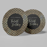 Porta-copo De Papel Redondo Arte Moderna Deco Preto Branco e Festa de aniversá<br><div class="desc">Adicione um toque de elegância às celebrações do seu aniversário de 30 anos com estas portas copos de papel redondo preto,  branco e festa de aniversário de ouro modernas. Fácil de personalizar - apenas adicione o nome do seu celebrante! As palavras "trigésimo aniversário" aparecem na escrita elegante,  a caligrafia.</div>
