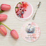 Porta-copo De Papel Redondo Bonito Swan Floral Damask Chá de fraldas Favor<br><div class="desc">Descubra o encantador encanto da nossa coleção de "Chá de fraldas Bonito de Damasco Floral Rosa Suíno". Mergulhe na elegância de um cisne capturado no seu momento mais impressionante, asas se espalham numa exibição graciosa. Delicadas flores de lótus cor-de-rosa adornam o primeiro plano, suas pétalas beijando suavemente a borda da...</div>