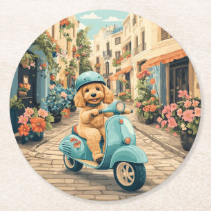 Porta-copo De Papel Redondo Cachorro Goldendoodle andando de scooter pelas rua