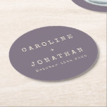 Porta-copo De Papel Redondo Casamento com Máquina de Escrever Púrpura Retro-Mi<br><div class="desc">Porta copos de Papel redondo de casamento personalizado de fonte minimalista retrorreflectora em roxo escuro</div>