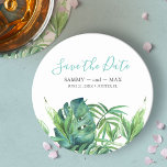 Porta-copo De Papel Redondo Casamento de Destino de Praia Tropical Salvar a Da<br><div class="desc">Anuncie sua noivado com meu livro chic tropical salve nossas portas copos de data com a opção Salvar a Data em um estilo de tipografia de script de tendência que evoca o aspecto da letra da mão. Esta simples carta apresenta uma réplica da minha mão original pintada de palma verde-aquarela...</div>
