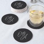 Porta-copo De Papel Redondo Casamento de Monograma de Script Preto e Branco So<br><div class="desc">Uma bela porta copos de casamento baseada em tipografia,  com as suas iniciais em letras pretas e brancas de tamanho excessivo. Personalize com suas iniciais e use a Ferramenta Design para ajustar o tamanho e o posicionamento para criar seu monograma personalizado.</div>