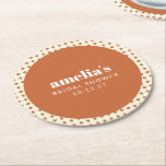 Porta-copo De Papel Redondo Chique Moderno Chá de Noiva Personalizado com Pont<br><div class="desc">Adicione um toque divertido e personalizado ao seu chá de noiva com esses porta-copos adoráveis! O design combina um centro de terracota quente com texto branco elegante, emoldurado por um padrão de círculo geométrico creme que mistura charme retrô com estilo moderno. Perfeitos para temas boho, rústicos ou inspirados em vintage,...</div>