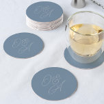 Porta-copo De Papel Redondo Dusty Blue | Casamento de Monograma de Script Sobr<br><div class="desc">Uma bela porta copos de casamento baseada em tipografia que apresenta suas iniciais em tons em tons empoeirados de letras azuis sobredimensionadas. Personalize com suas iniciais e use a Ferramenta Design para ajustar o tamanho e o posicionamento para criar seu monograma personalizado.</div>