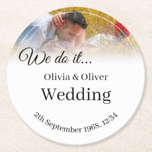 Porta-copo De Papel Redondo Fazemos isso - beijando Casal num Prado