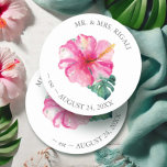 Porta-copo De Papel Redondo Flor de Hibiscus de Casamento Tropical<br><div class="desc">Adicione um toque de elegância tropical ao seu janto de ensaio ou festa de noivado com estas portas copos personalizadas. Apresentando uma réplica do meu trabalho de arte de aquarela original, esta design mostra flores de hibisco vibrantes e folhas de palma de monstera exuberantes em tons espantosos de rosa e...</div>