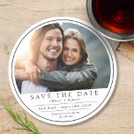 Porta-copo De Papel Redondo Foto Mínima Moderna Preto Branco Salvar A Data<br><div class="desc">Mínimo Moderno Foto Preto Preto Salve as Portas copos de Datas com um simples moderno salve o anúncio de casamento de data com sua foto favorita no topo e escreva "Salve a Data" em tipografia moderna e ousada. Abaixo, adicione seus nomes, local do casamento, data do casamento e informações adicionais...</div>