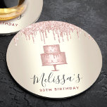 Porta-copo De Papel Redondo Glitter de bolo cor-de-rosa goteja de ouro feminin<br><div class="desc">Relaxe com sua bebida favorita e proteja seus móveis com essas portas copos de papel personalizadas, simples, modernas, giras e na moda. Um bolo de 2 camadas de rosa, brilho, molho de 2 camadas de ouro, tipografia elegante com script e gotas de relíquia sobrepõem um fundo de ouro ombre de...</div>