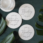 Porta-copo De Papel Redondo HARLOW Modern Wedding Love é intoxicante<br><div class="desc">Harlow Collection - uma mistura perfeita de sofisticação limpa e talento moderno. Ele foi projetado com uma fonte moderna de escrita que exude estilo e elegância. Cada produto da coleção é cuidadosamente trabalhado para mostrar uma aparência que é eterno e constante.</div>