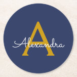Porta-copo De Papel Redondo Nome do Monograma da Rapariga do Script Moderno Do<br><div class="desc">Portas copos de papel com o nome do Monograma de Script Simples Azul e Dourado. Isso faz a formatura perfeita,  aniversário,  casamento,  chá de panela,  aniversário,  chá de fraldas ou presente de festa de solteira para alguém que ama luxo de vidro e estilos quíticos.</div>