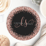 Porta-copo De Papel Redondo Nome do Monograma do Glitter Glitter Cor-de-Rosa r<br><div class="desc">Porta copos De Papel Elegante De Monograma Com Largura Dourada De Glam Rosa. Personalize facilmente este design de porta copos de papel chico moderno com brilho brilhante de rosa dourado elegante em fundo preto. O design apresenta seu monograma manuscrito com espirais bonito e seu nome.</div>