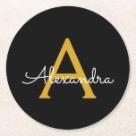 Porta-copo De Papel Redondo Nome do Monograma Rapariga de Script Moderno Doura<br><div class="desc">Portas copos de papel com nome de monograma de script simples preto e Dourado. Isso faz a formatura perfeita,  aniversário,  casamento,  chá de panela,  aniversário,  chá de fraldas ou presente de festa de solteira para alguém que ama luxo de vidro e estilos quíticos.</div>