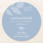Porta-copo De Papel Redondo Porta copos Casamento Salvar a Data Azul<br><div class="desc">Anuncie seu noivado com este moderno salve a data em um formato de porta copos exclusivo. Este design apresenta um verde minimalista em azul claro. Use os campos modelo para editar com os detalhes do seu casamento em branco sobre um fundo azul empoeirado. Mude as cores das folhas, fonte e...</div>