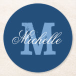 Porta-copo De Papel Redondo Portas copos personalizadas de monograma azul e br<br><div class="desc">Portas copos de papel monograma personalizado, azul e branco, marinho elegante, em forma quadrada ou redonda. Design clássico com tipografia de na moda com script e letra inicial de nome personalizado. Acessórios monogramados. Excelente de aniversário, casamento, comemoração de aniversário etc. Cores personalizáveis. Alterar quantidade para obter o preço mais barato....</div>