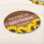 Porta-copo De Papel Redondo Rustic Wood Sunflower Personalized Wedor Favor<br><div class="desc">Impressão de madeira russa com girassóis ensolarados com nomes modernos e portas copos de papel para o casamento.</div>