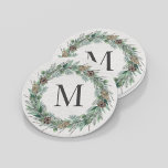Porta-copo De Papel Redondo Rústico inverno Verde Monograma Vermelhidão Inicia<br><div class="desc">A Elegante bebida redonda porta copos de de de de de design de madeira branca rústica,  de cor branca,  com uma coroa de água de inverno,  moldando uma inicial de família/monograma de sobrenome.</div>