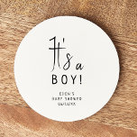 Porta-copo De Papel Redondo Simples Chá de fraldas Neutro Moderno É um Menino<br><div class="desc">Celebre o seu pequeno com o nosso simples chá de fraldas neutro moderno, é uma porta copos de papel redondo para rapazes, com um design preto-e-branco minimalista que é moderno e bonito. Com a sua estética limpa e inspirada em boho, a vibração contemporânea e neutra em termos de gênero é...</div>