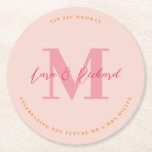 Porta-copo De Papel Redondo Sip Sip Hooray Casamento Monograma Porta copos ini<br><div class="desc">Projetada para coordenar com a nossa Coleção de Tipo Negrito, esta porta copos moderna apresenta um monograma em sotaques cor-de-rosa e fúcsia. Para personalização mais avançada deste design, por exemplo, alteração do layout, da fonte ou do tamanho do texto, clique no botão "PERSONALIZAR" acima. Por favor, entre em contato comigo...</div>