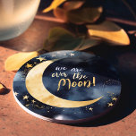 Porta-copo De Papel Redondo Sobre a Lua Chá de fraldas Celestial Estrelas Espa<br><div class="desc">Celebrar a chegada de uma nova estrela com essas portas copos de papel chá de fraldas encantadoras, apresentando uma lua radiante de ouro e estrelas cintilantes sobre um fundo azul profundo, todas lindamente reproduzidas em aquarelas. O cabeçalho, "Estamos sobre a Lua!", acrescenta um toque de alegria e entusiasmo a esta...</div>