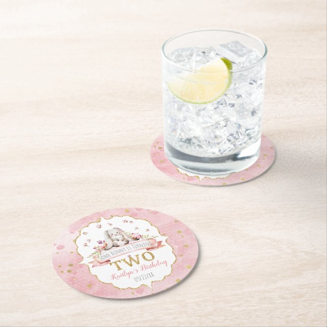 Porta-copo De Papel Redondo Um coelho está virando dois segundos aniversários (Insitu)